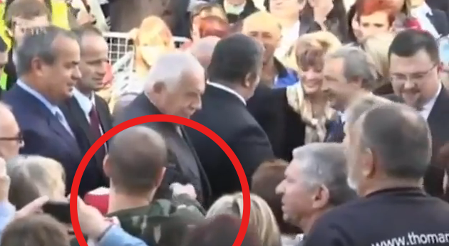 Un hombre dispara con una pistola de bolas al presidente checo Vaclav Klaus y sus guardespaldas no se enteran