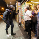 25-S: El dueño de un bar protege a la gente que se refugia de una carga policial