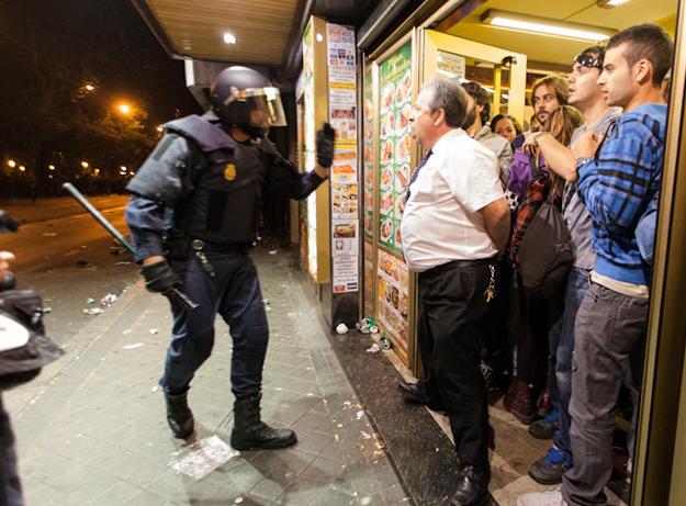 25-S: El dueño de un bar protege a la gente que se refugia de una carga policial