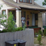 Descubren una imagen de un joven encañonando al coche de Google Street View