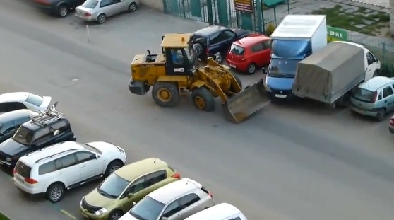 Esto es lo que pasa cuando un hombre borracho conduce una excavadora por la ciudad