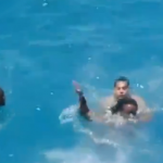 Un hombre jamaicano salta al agua a pesar de que no sabe nadar