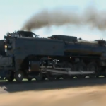 Tren impulsado por una locomotora de vapor a 120 km/h