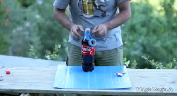 Mentos + Coca Cola + Condón