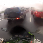 Los peligros de ir con la moto entre los coches