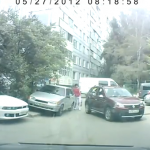 Una mujer atropella a otra mujer que le ayudaba a aparcar y se va
