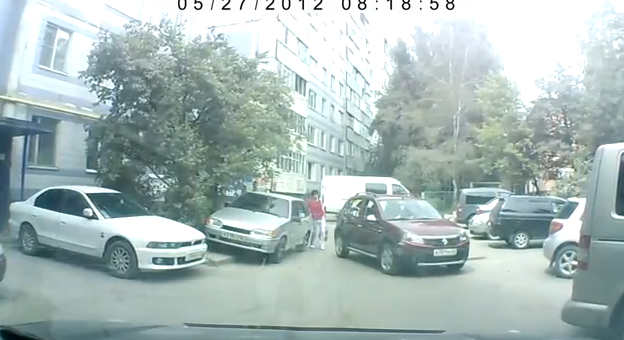 Una mujer atropella a otra mujer que le ayudaba a aparcar y se va