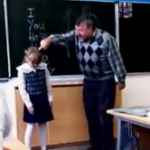 Una niña le da una patada en los huevos a su profesor tras ser insultada en clase