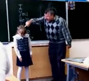 Una niña le da una patada en los huevos a su profesor tras ser insultada en clase