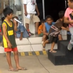 Un niño de la calle cantando el 'I Will Always Love You' de una manera impresionante en Filipinas