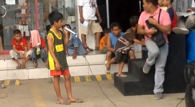 Un niño de la calle cantando el 'I Will Always Love You' de una manera impresionante en Filipinas