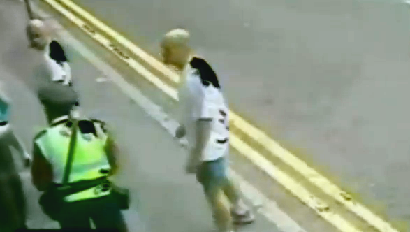Un hombre le mete una patada de karate en la cara a un policía en plena calle