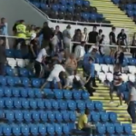Pelea entre aficionados en las gradas de un estadio de Ucrania