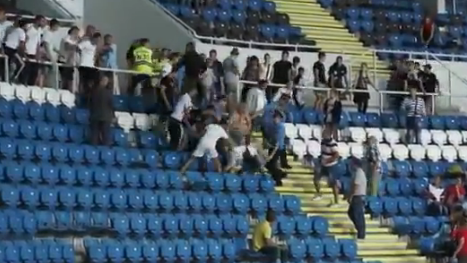 Pelea entre aficionados en las gradas de un estadio de Ucrania