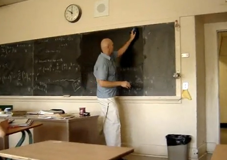 Un profesor dibuja un círculo perfecto en la pizarra