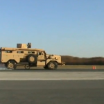 Prueba de frenado de un vehículo militar a casi 100 km/h