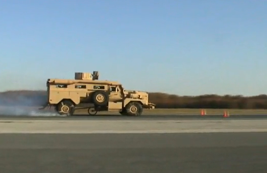 Prueba de frenado de un vehículo militar a casi 100 km/h