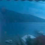 Un rayo golpea el mar en la bahía de Kotor, Montenegro