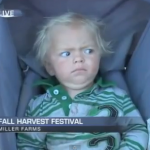 Un reportero de televisión hace llorar a un bebé