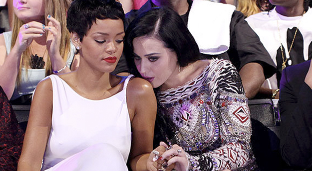 Rihanna y Katy Perry no hacen nada más que sobarse en la gala de los MTV Video Music Awards 2012