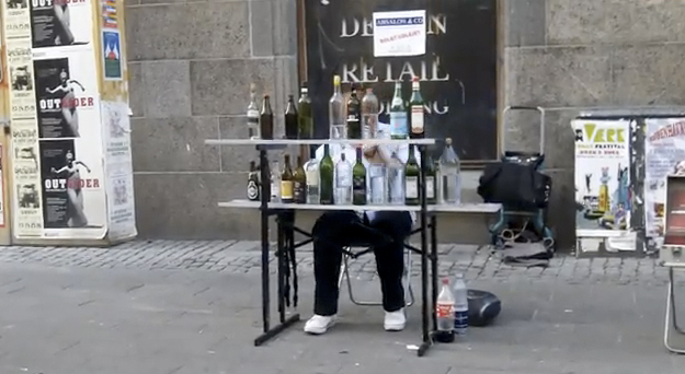 Pequeña Serenata Nocturna de Mozart tocada con botellas