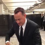 Tom Hanks recibe un premio Emmy y decide darle una nueva utilidad