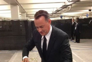 Tom Hanks recibe un premio Emmy y decide darle una nueva utilidad