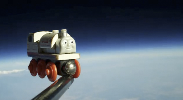 Un tren de juguete en el espacio