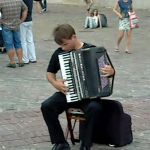 Artista callejero tocando Vivaldi con un acordeón