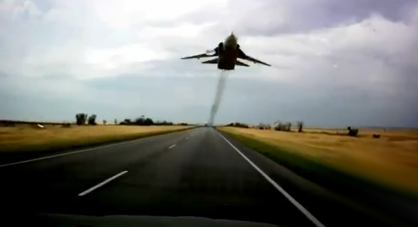 Vuelo rasante de un caza ruso