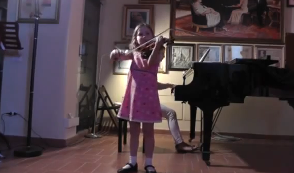 Alma Deutscher, una niña de 7 años conocida como ''La nueva Mozart''