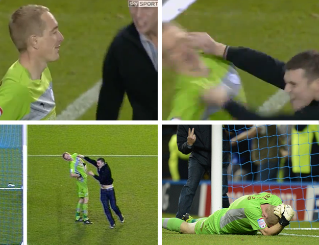 Un hincha entra en el campo y agrede al portero Chris Kirkland