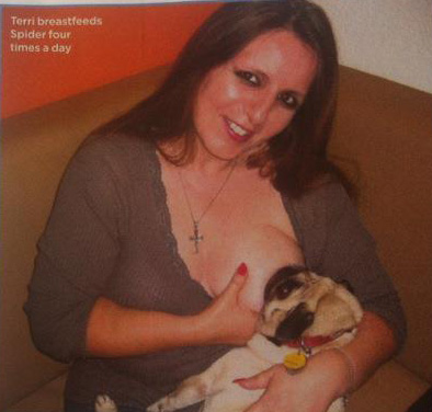 Terri Graham, una mujer que dice sentirse mejor madre cuando amamanta a su perro
