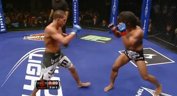 Patada de Anthony Pettis a Ben Henderson en la cara