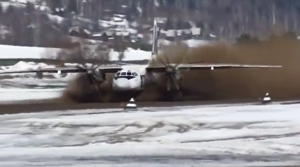 Impresionante despegue de un Antonov 24 en una pista embarrada