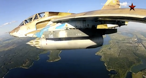 El vuelo de un avión Su-25UB grabado con una cámara GoPro colocada en el ala