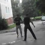 Brutal patada en una pelea callejera