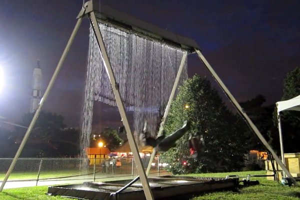 Waterfall Swing: Columpio con cascada de agua en el que no te mojas