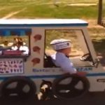 Un padre le hace un disfraz de camión de los helados a su hijo que usa silla de ruedas