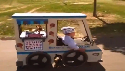 Un padre le hace un disfraz de camión de los helados a su hijo que usa silla de ruedas