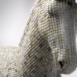 Escultura de un caballo hecha con 18.000 teclas de ordenador