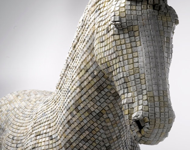 Escultura de un caballo hecha con 18.000 teclas de ordenador