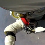 El salto de Felix Baumgartner visto desde la cámara instalada en una de sus piernas