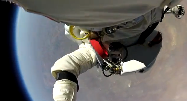 El salto de Felix Baumgartner visto desde la cámara instalada en una de sus piernas