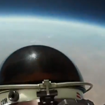 El salto de Felix Baumgartner visto desde una de las cámaras de su traje