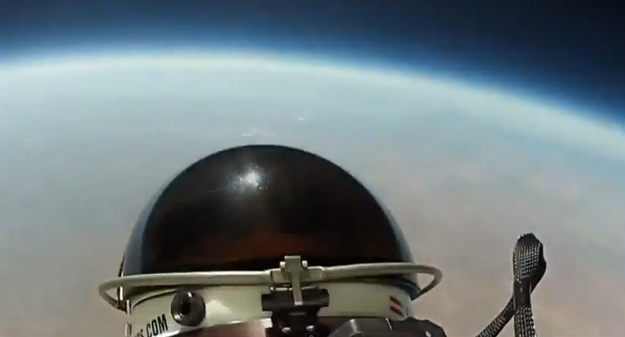 El salto de Felix Baumgartner visto desde una de las cámaras de su traje