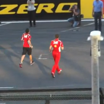 Fernando Alonso trolleando por el paddock