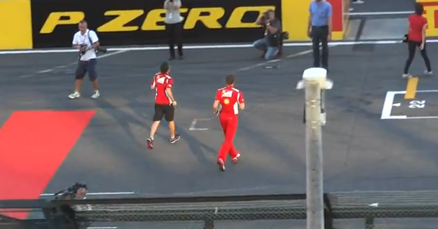 Fernando Alonso trolleando por el paddock