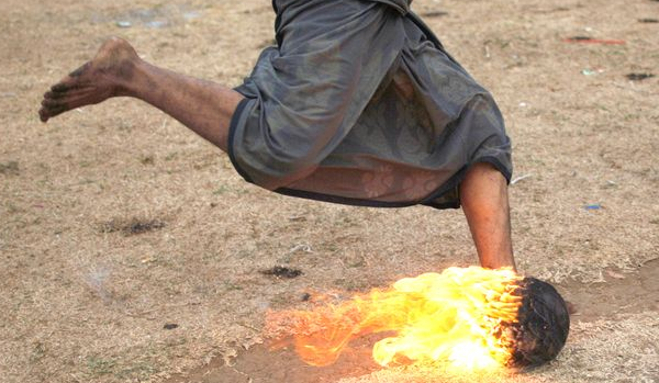 En Indonesia juegan al fútbol con un coco en llamas