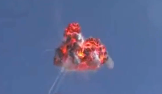Los rebeldes sirios derriban un helicóptero militar que explota en el cielo